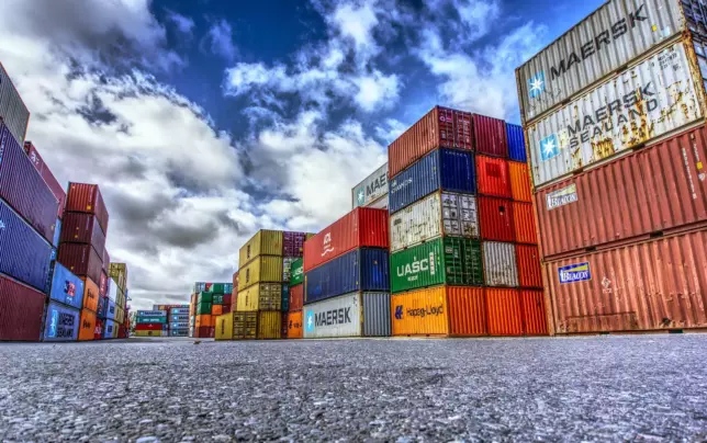 Container nel porto per importazioni ed esportazioni